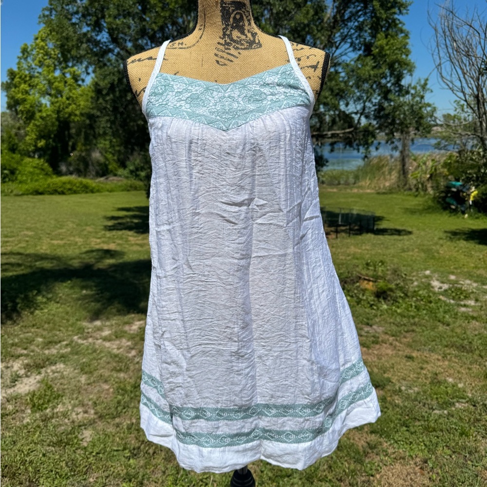 NWOT BCBGMAXAZRIA White Mini Dress Blue Embroidery Size Small